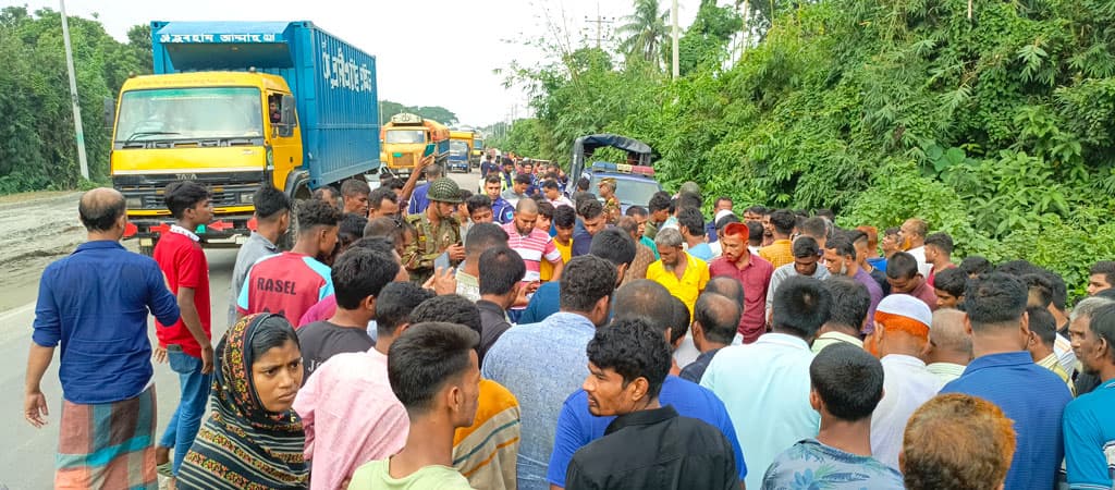 সড়কে মোটরসাইকেল আটকে ব্যবসায়ীকে কুপিয়ে হত্যা