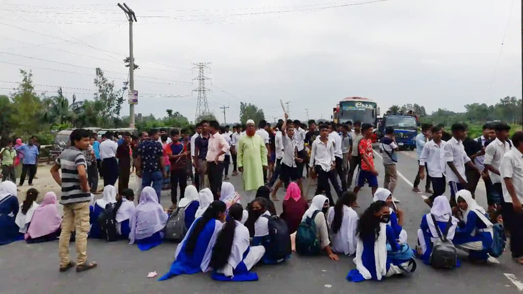 উত্ত্যক্তের প্রতিবাদ করায় শিক্ষক লাঞ্ছিত মহাসড়ক অবরোধ