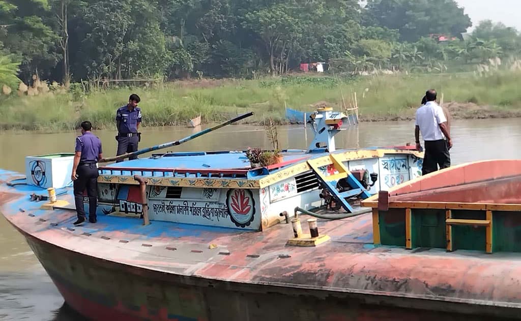 আড়িয়াল খাঁ নদ থেকে অবৈধভাবে বালু উত্তোলন, ২ জনের কারাদণ্ড