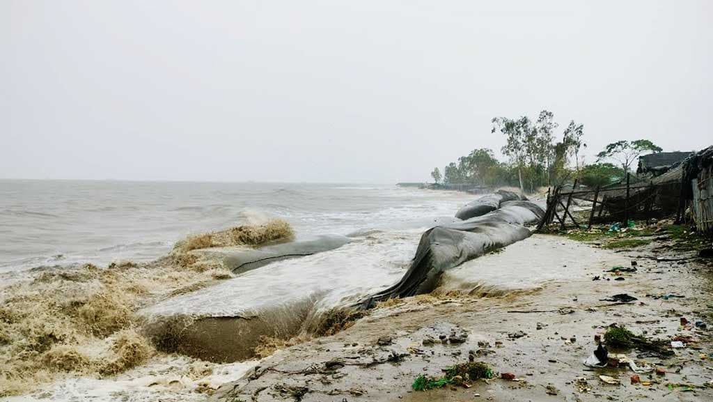 মোংলা–খেপুপাড়া উপকূল অতিক্রম করছে ঘূর্ণিঝড় রিমাল