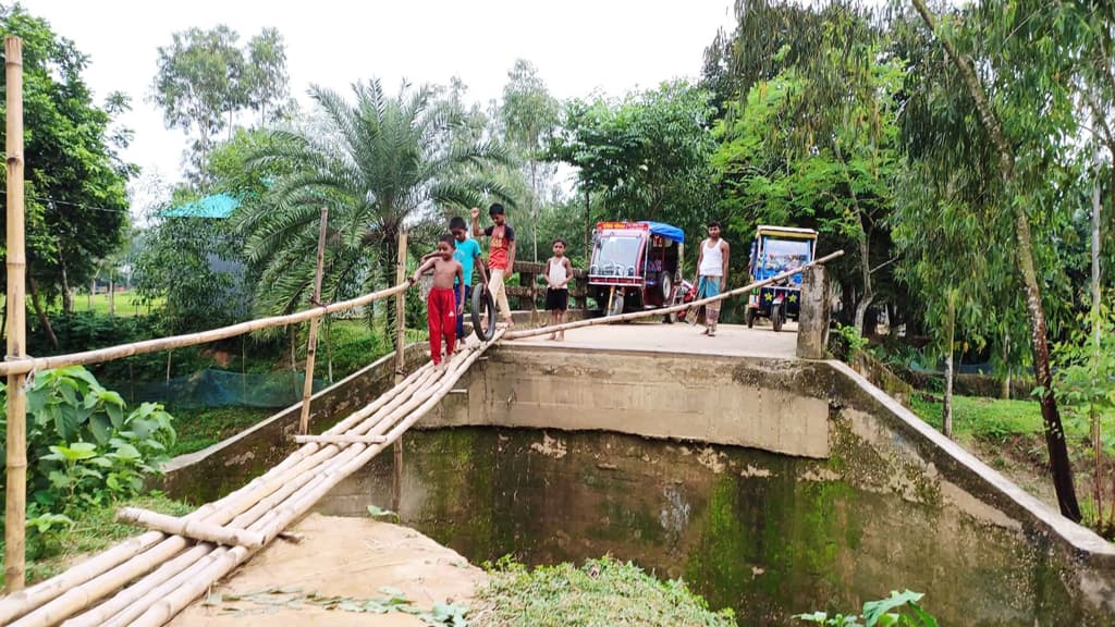 রাস্তা-সেতুর মাঝে ফাঁকা সাঁকো দিয়ে সংযোগ