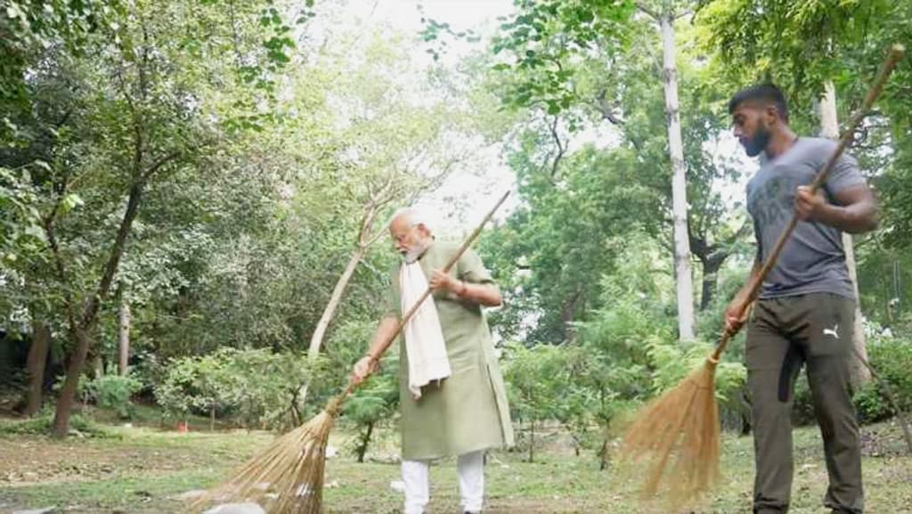 ঝাড়ুদারের ভূমিকায় ভারতের প্রধানমন্ত্রী নরেন্দ্র মোদি