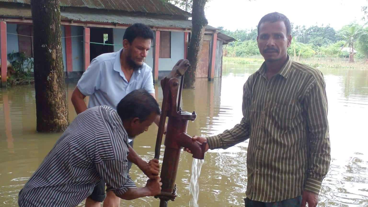 বড়লেখায় বিশুদ্ধ পানির সংকট  মোচনে চলছে নলকূপ উঁচুকরণ