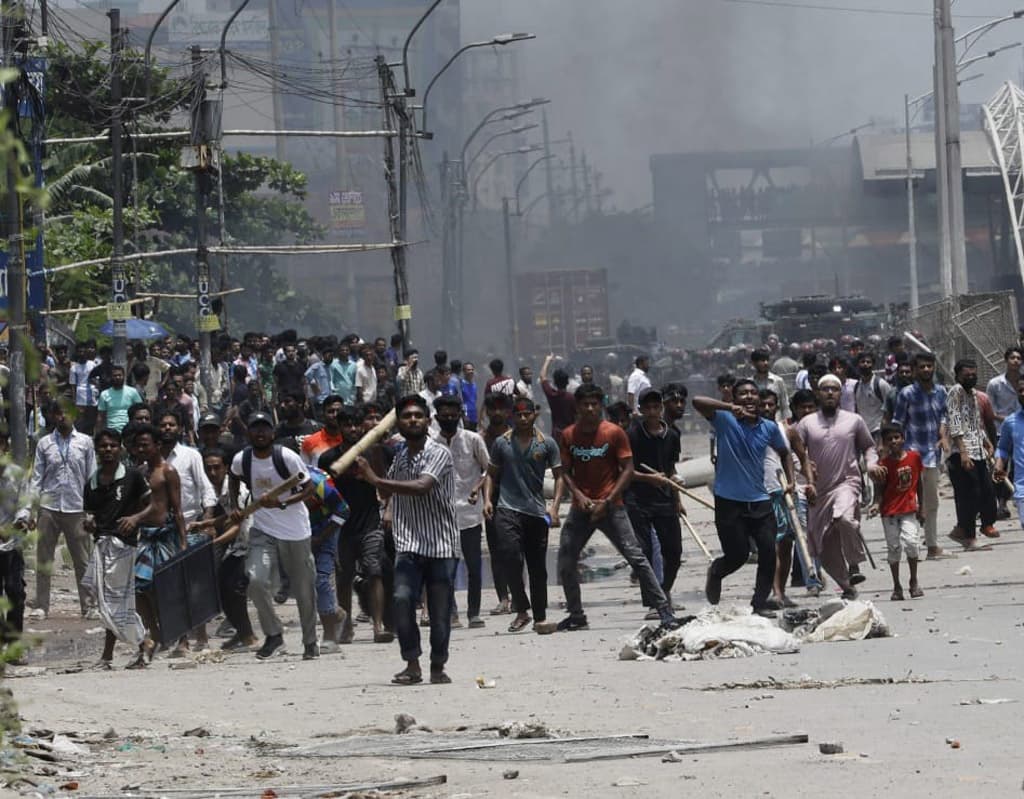 শিক্ষার্থীদের ডাকা ‘কমপ্লিট শাটডাউন’ যাত্রাবাড়ীতে পাল্টাপাল্টি ধাওয়া