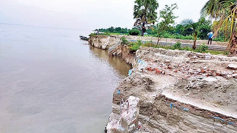 হরিরামপুরে পদ্মার ভাঙনে বিলীন আশ্রয়ণের ১০ ঘর