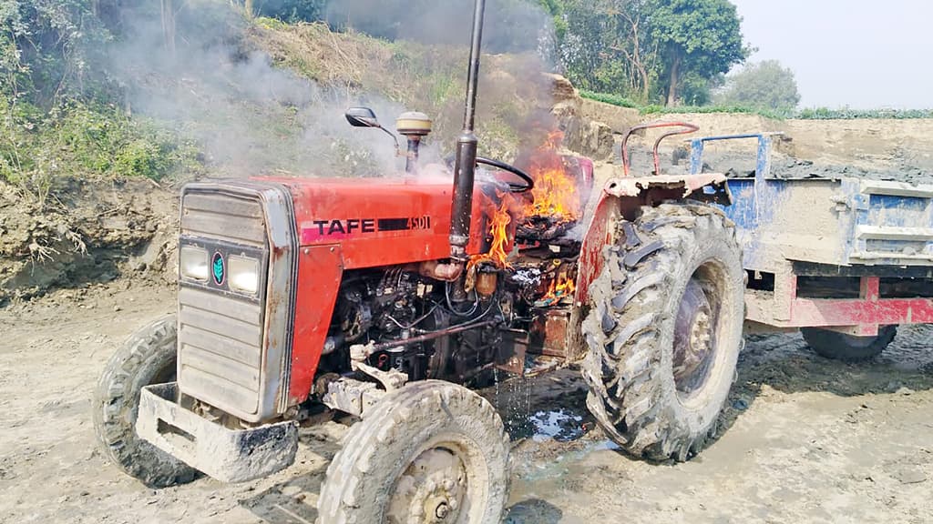 নদীর মাটি লুট,   তিন লাখ টাকা   জরিমানা