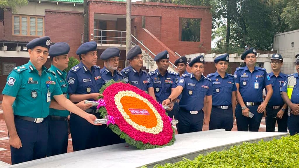 বঙ্গবন্ধুর সমাধিতে পদোন্নতিপ্রাপ্ত ৭ ডিআইজির শ্রদ্ধা