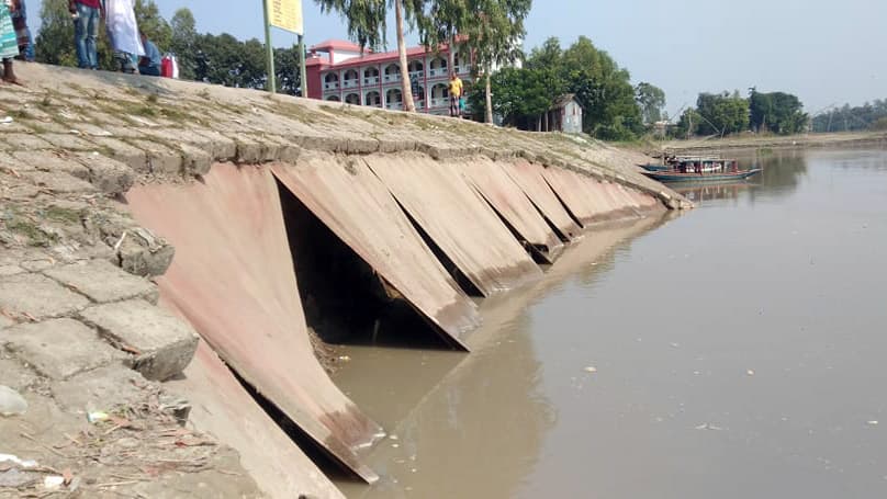 মির্জাপুরের হাট ফতেপুর উচ্চবিদ্যালয় রক্ষা বাঁধে ধস