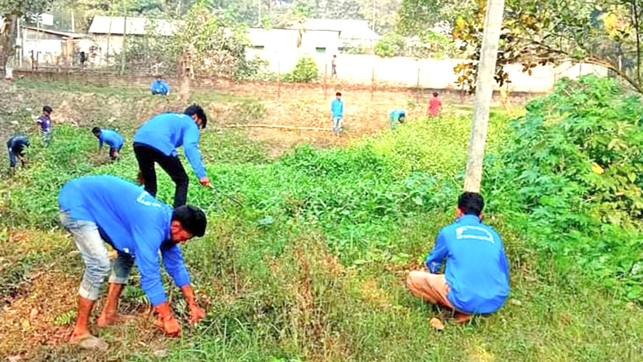 কবর খুঁড়েই স্বস্তি তাঁদের