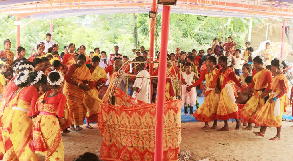 নেচে-গেয়ে কারাম উৎসব উদ্‌যাপন করল ‘ওঁরাও’ সম্প্রদায়