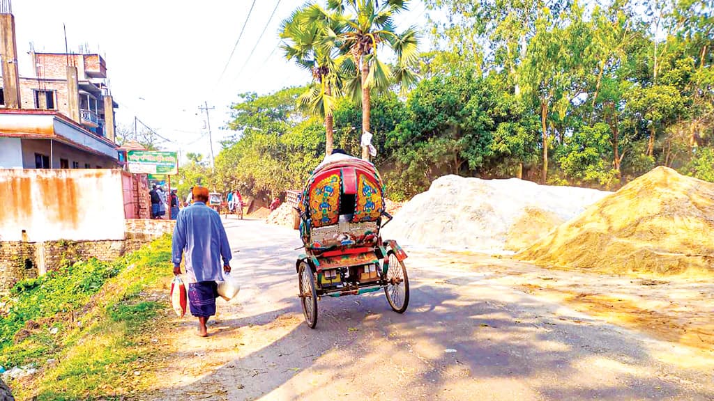 রাস্তার পাশের বালু নিয়ে দুর্ভোগ