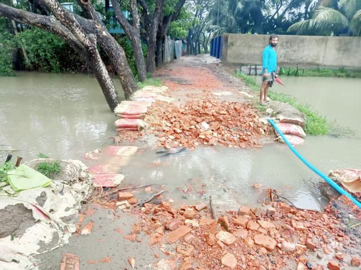 বছর না যেতেই চট্টগ্রামে বৃষ্টিতে দেবে গেছে সড়ক