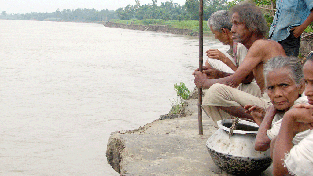 নদীতে মাছ মিলছে না বিপাকে জেলেরা