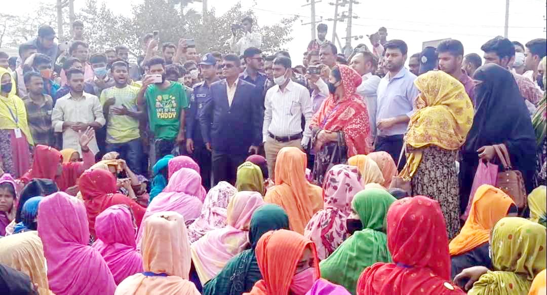 ভালুকায় বকেয়া বেতনের দাবিতে মহাসড়ক অবরোধ কারখানা শ্রমিকদের