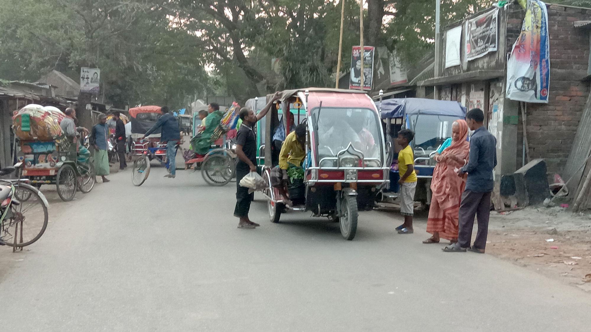 যত্রতত্র যাত্রী ওঠানো-নামানো, হ্যালো বাইকে বাড়ছে দুর্ঘটনা