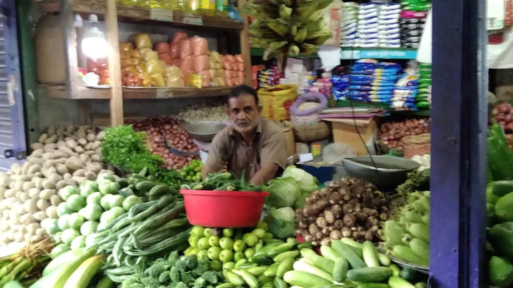 নিম্ন আয়ের মানুষের পাতে কমছে আমিষ