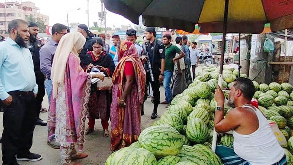 কেজি দরে তরমুজ বিক্রি, ৬ ব্যবসায়ীকে জরিমানা