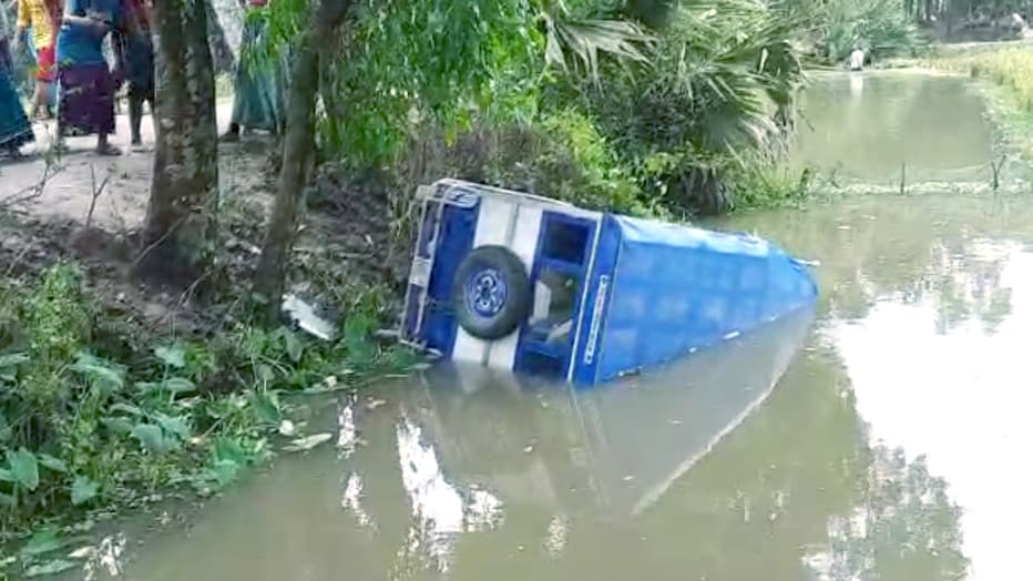 বুড়িচংয়ে অটোরিকশার চাকায় চাদর পেঁচিয়ে স্কুলছাত্রের মৃত্যু