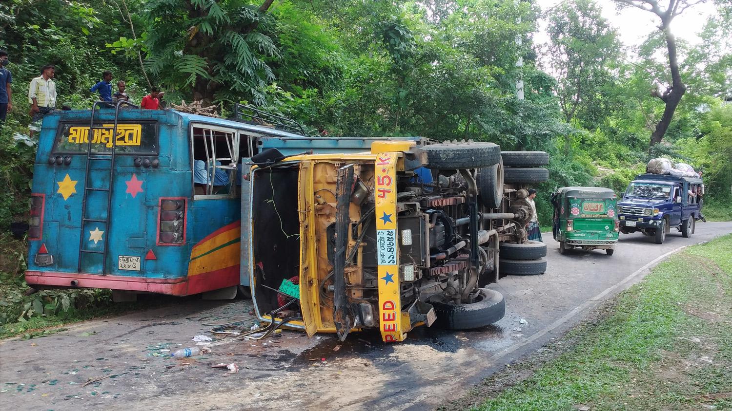 লামায় কার্গো ট্রাকের চাপায় যাত্রীবাহী বাসের ১৯ জন আহত 