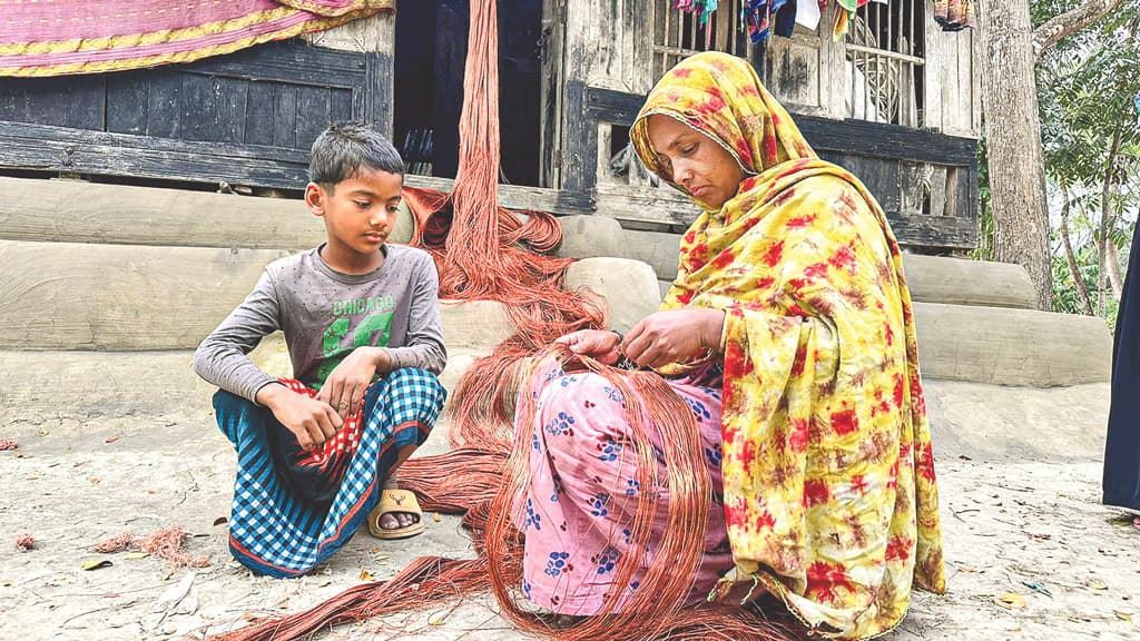 বাবার পথ চেয়ে থাকে না তারা