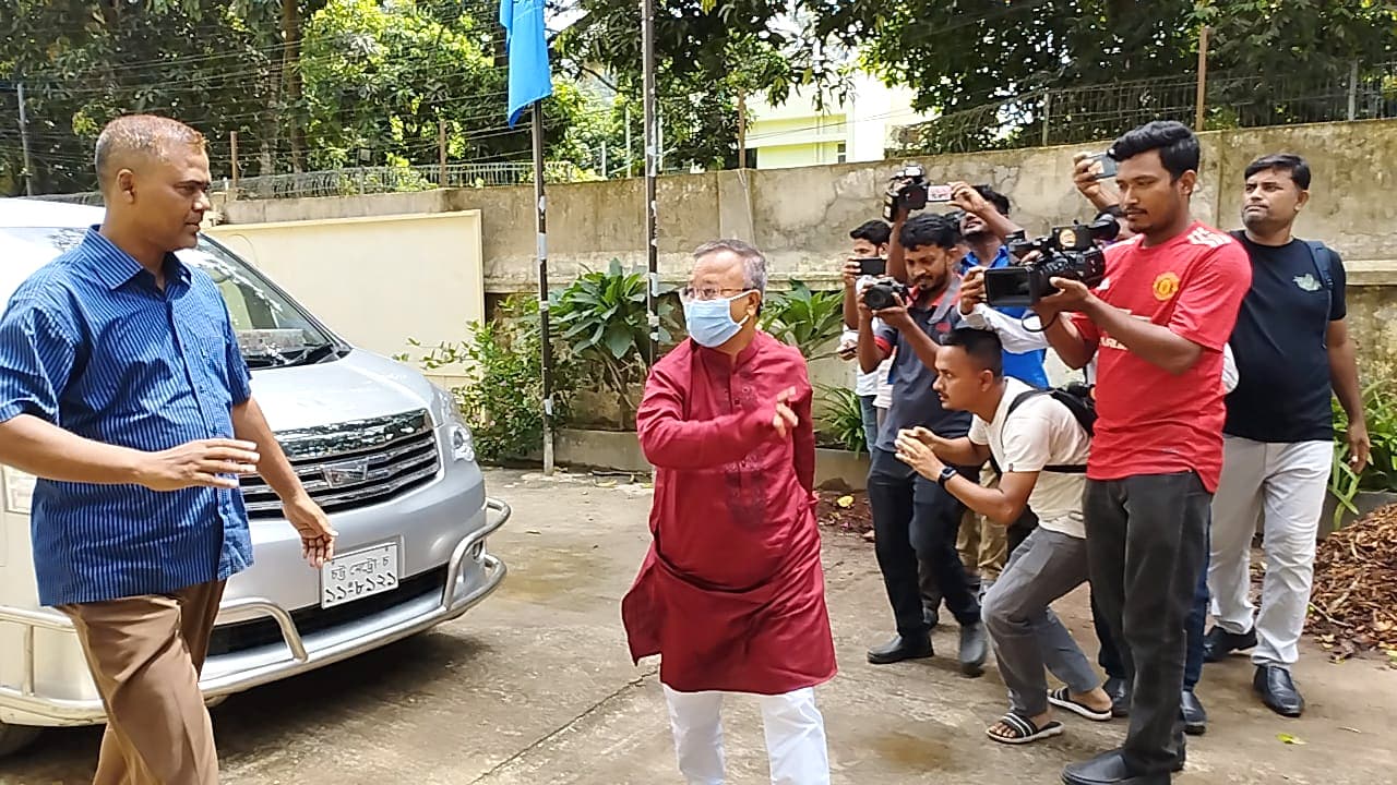 স্ত্রী-সন্তানসহ দুদকে সংসদ সদস্য জাফর আলম