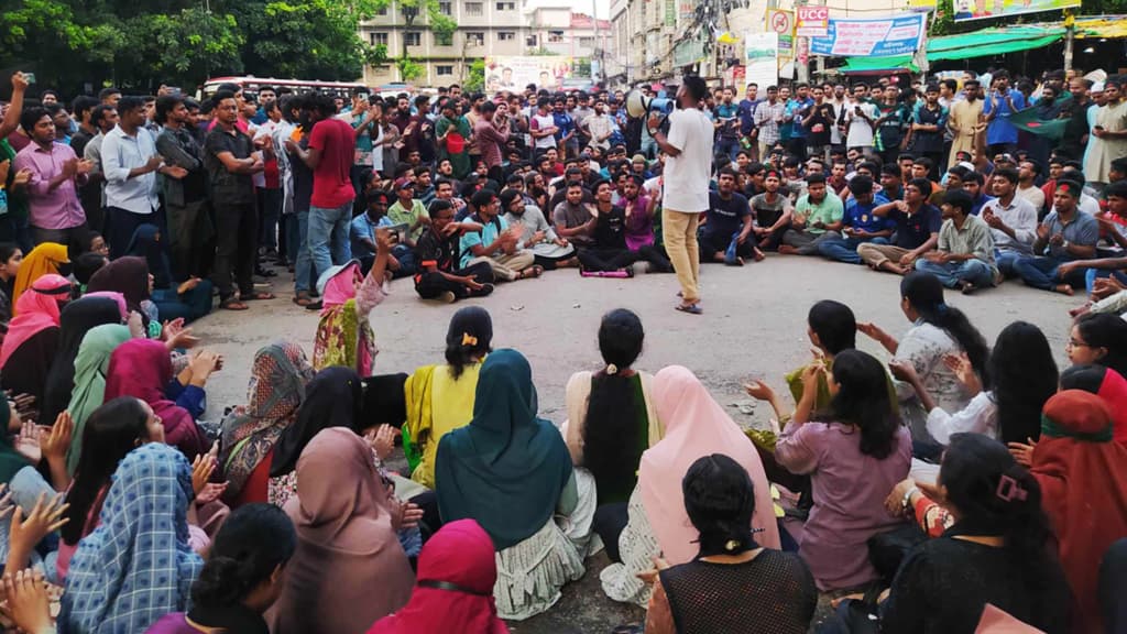 শিক্ষার্থীদের ওপর হামলার প্রতিবাদে জবিতে বিক্ষোভ, রাস্তা অবরোধ