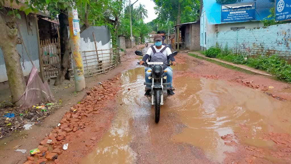 খানাখন্দে ভরা লালন শাহ সড়ক