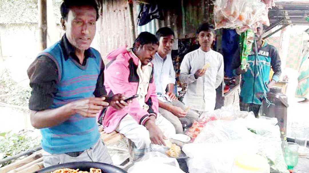 পলাশবাড়ীতে স্ত্রীকে তালাক দিয়ে দুই মণ জিলাপি বিতরণ