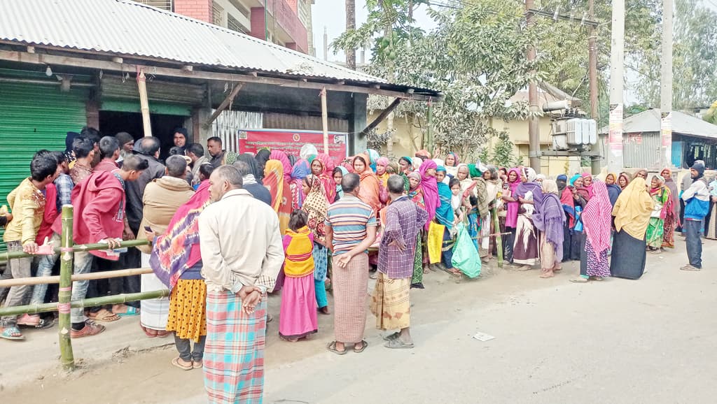 ওএমএসের চাল বিক্রি নিম্নবিত্তে ফিরেছে স্বস্তি