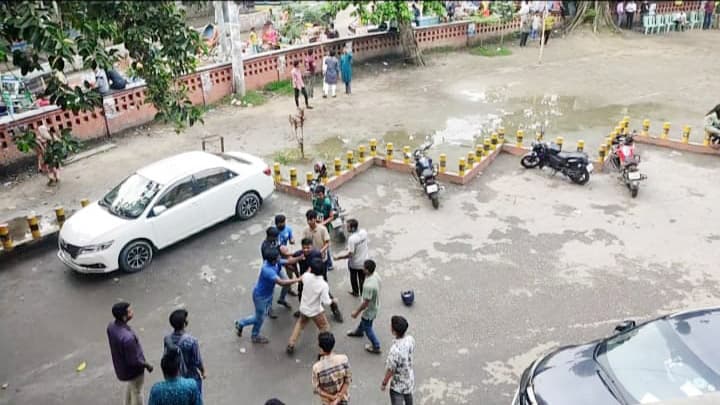 ঢাবির টিএসসিতে ছাত্রদলকর্মীকে একা পেয়ে পেটাল ছাত্রলীগ