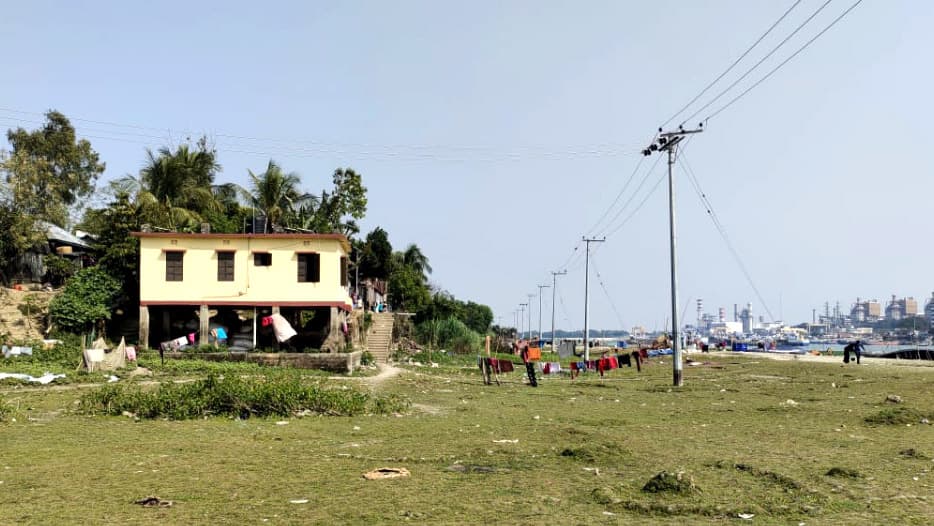 নদীর তলদেশ দিয়ে লাইন