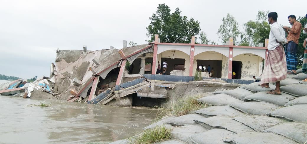 চিলমারীতে বিলীনের পথে বিদ্যালয়ের ভবন, পাঠদান বন্ধে বিপাকে শিক্ষার্থীরা