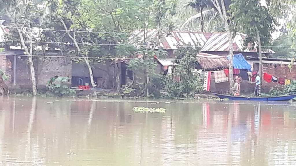 আত্রাই নদের বাঁধ ভেঙে লোকালয়ে পানি, দুর্ভোগে ১৫০০ পরিবার 