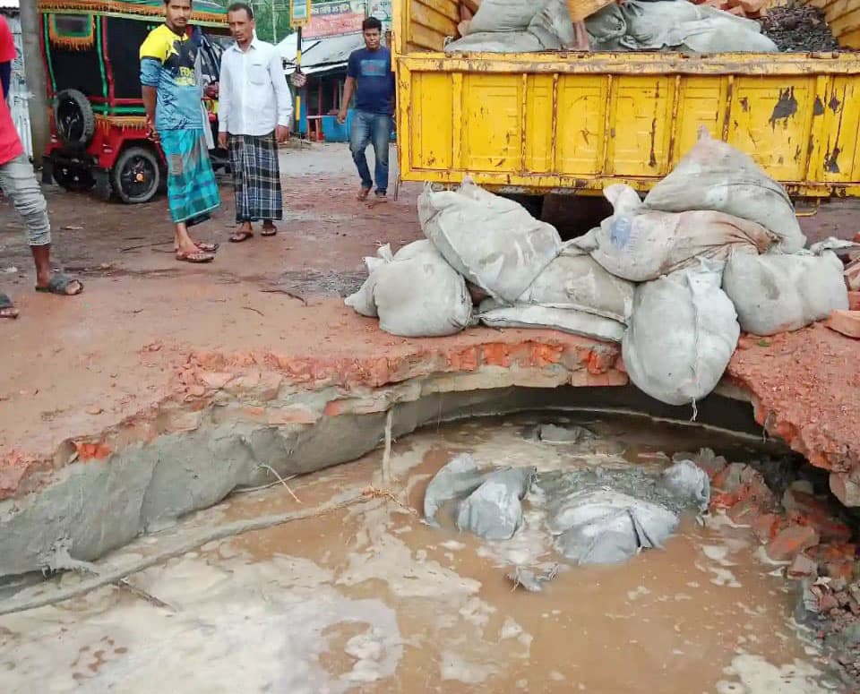 ফেরিঘাটের গ্যাংওয়ে দেবে যাওয়ায় কাউখালী-স্বরূপকাঠি সড়ক যোগাযোগ বন্ধ