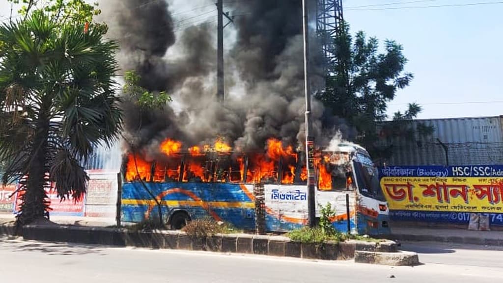 যাত্রীবেশে মুগদায় বাসে আগুন, সন্দেহভাজন যুবক আটক