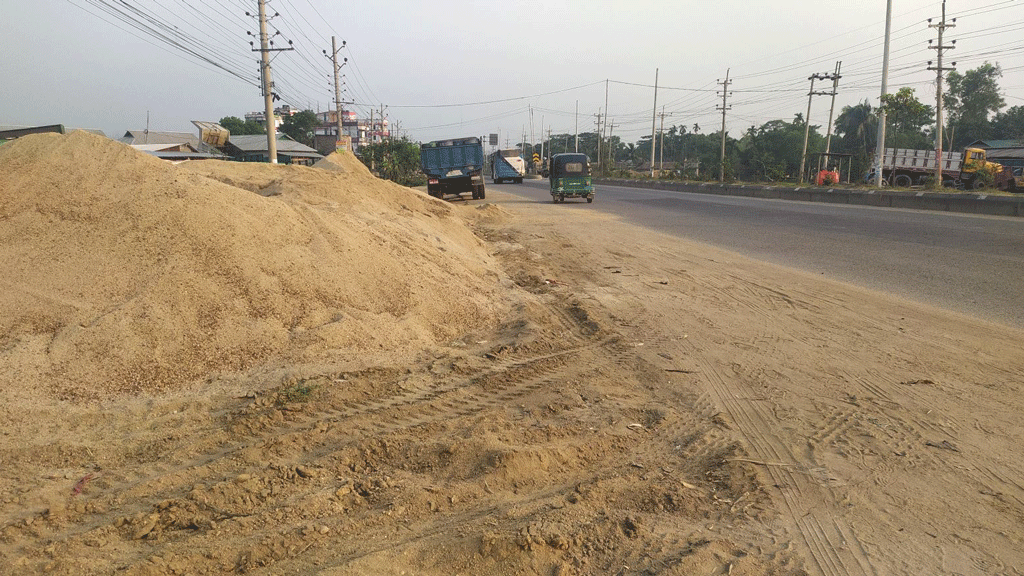 ঢাকা-ময়মনসিংহ মহাসড়ক দখল করে বালু ব্যবসা