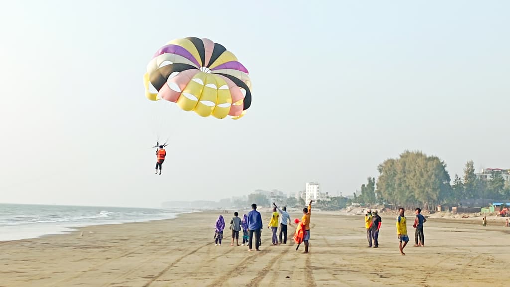 আকাশ থেকে সাগর দেখি