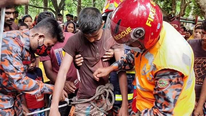 মেহগনির মগডালে যুবক, উদ্ধার করল ফায়ার সার্ভিস