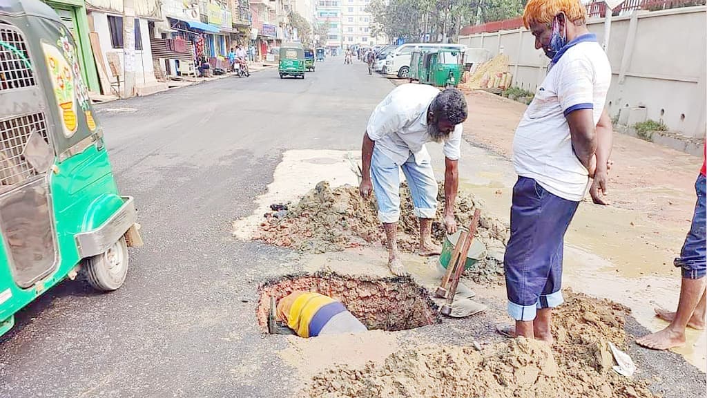 কার্পেটিংয়ের পরদিন  সড়কে খোঁড়াখুঁড়ি