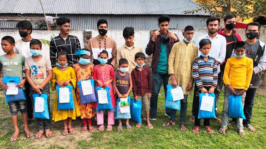 টিফিনের টাকায় শীতবস্ত্র পেল শিশুরা