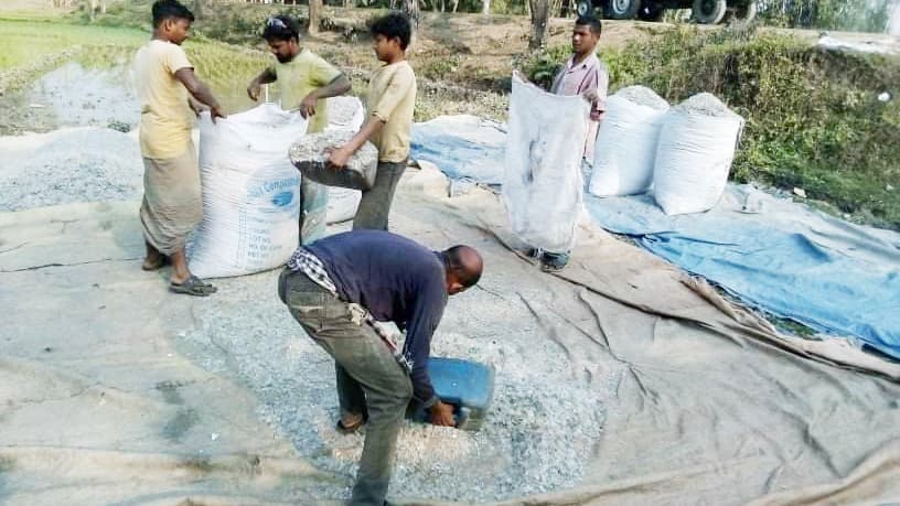 পুরোনো বোতলের প্লাস্টিক কুচি এনেছে আয়, রক্ষা পরিবেশ