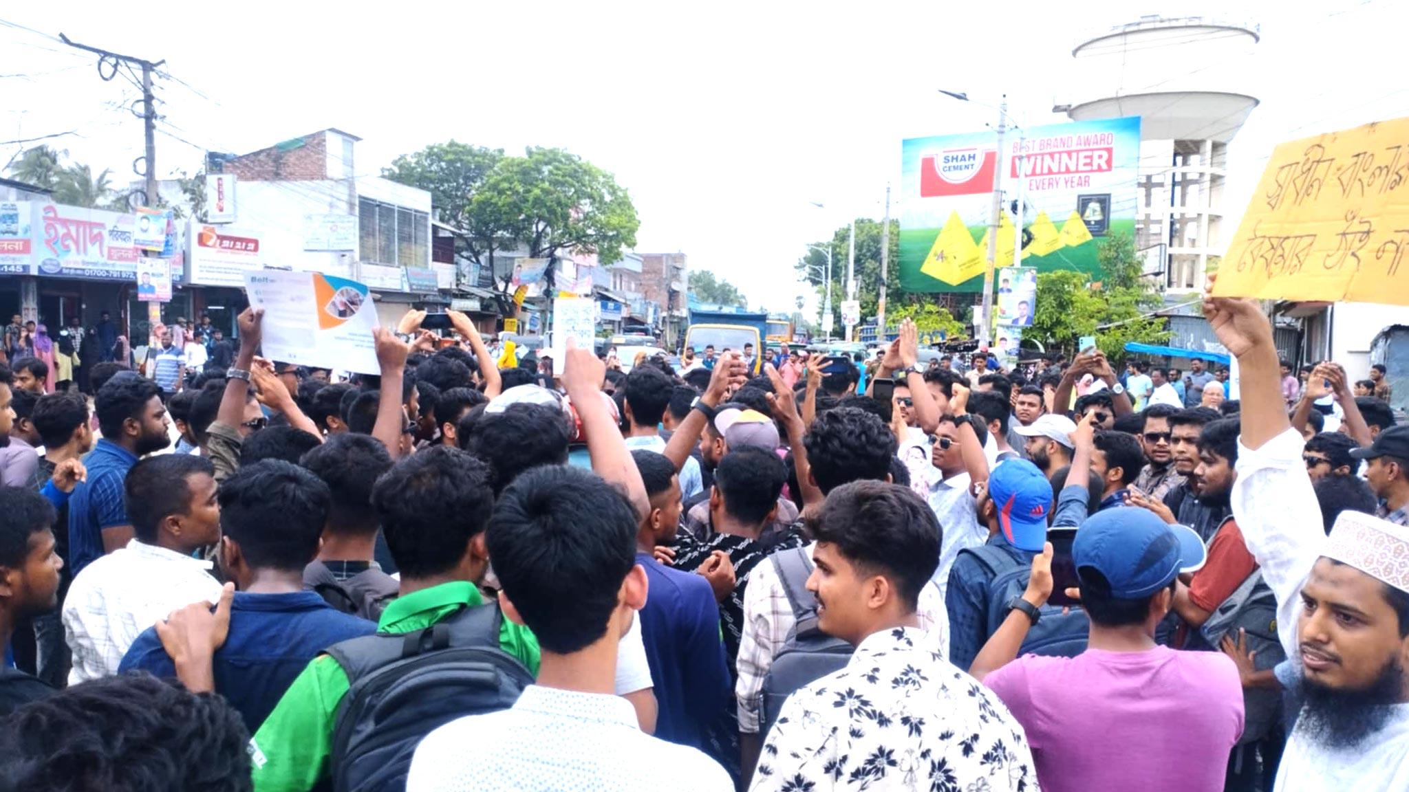 কোটা সংস্কার ও শিক্ষার্থীদের ওপর হামলার প্রতিবাদে খুলনায় সড়ক অবরোধ