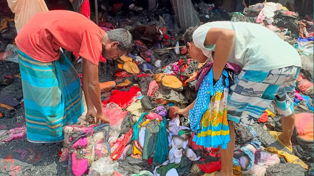 আগুনে পুড়ে যাওয়া কৃষি মার্কেটে চলছে লুটপাট 