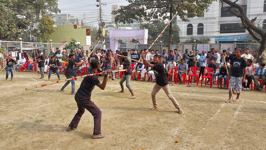 গ্রামের খেলা শহরে