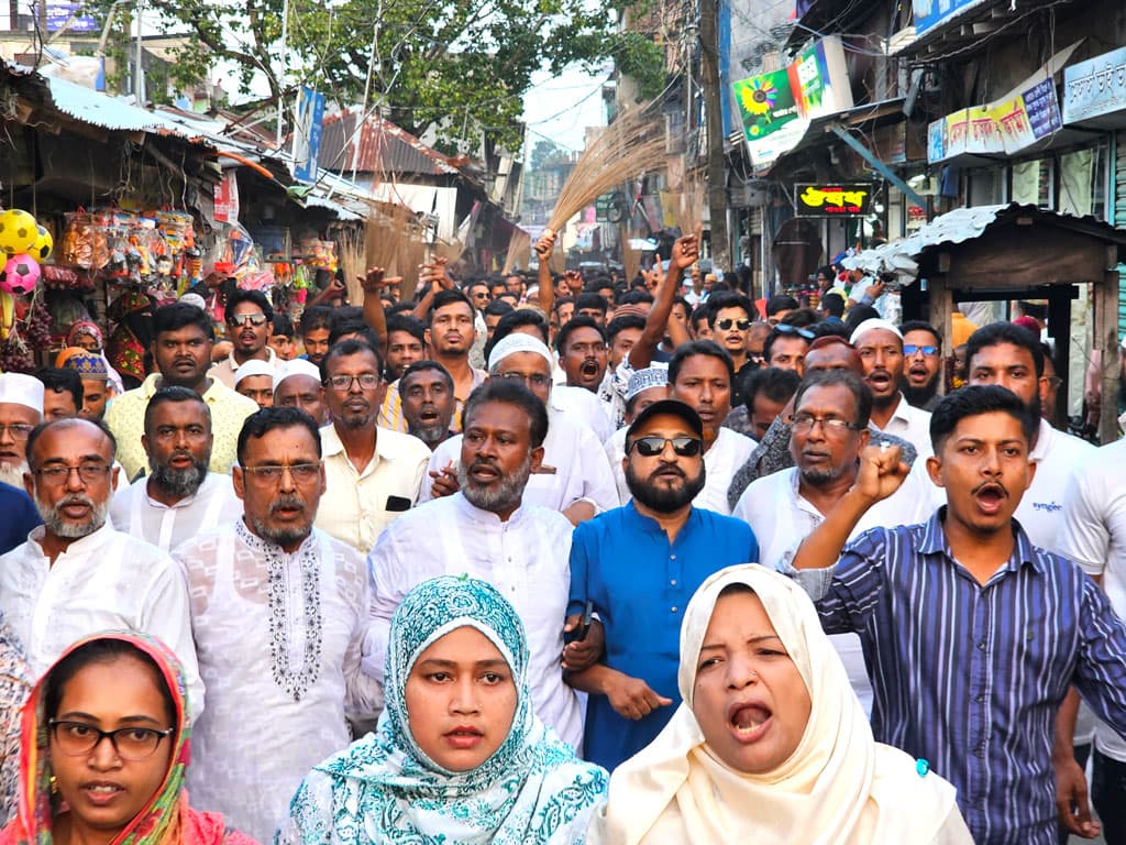 আওয়ামী লীগ নেতাকে জামিন দেওয়ায় পাথরঘাটায় ঝাড়ুমিছিল