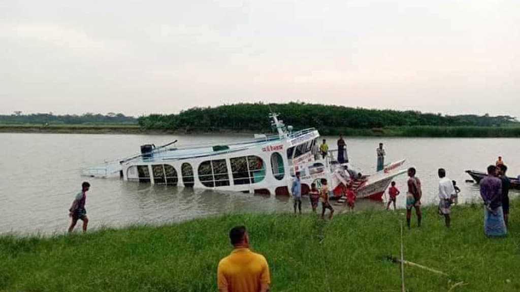 বরিশালে ঝড়ে গাছ পড়ে ঘরে বৃদ্ধের মৃত্যু, নদীতে লঞ্চডুবি