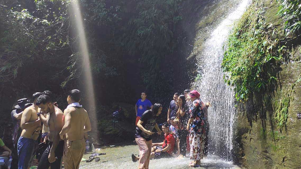 রাঙামাটির ঝরনায় ভিড় বাড়ছে পর্যটকের