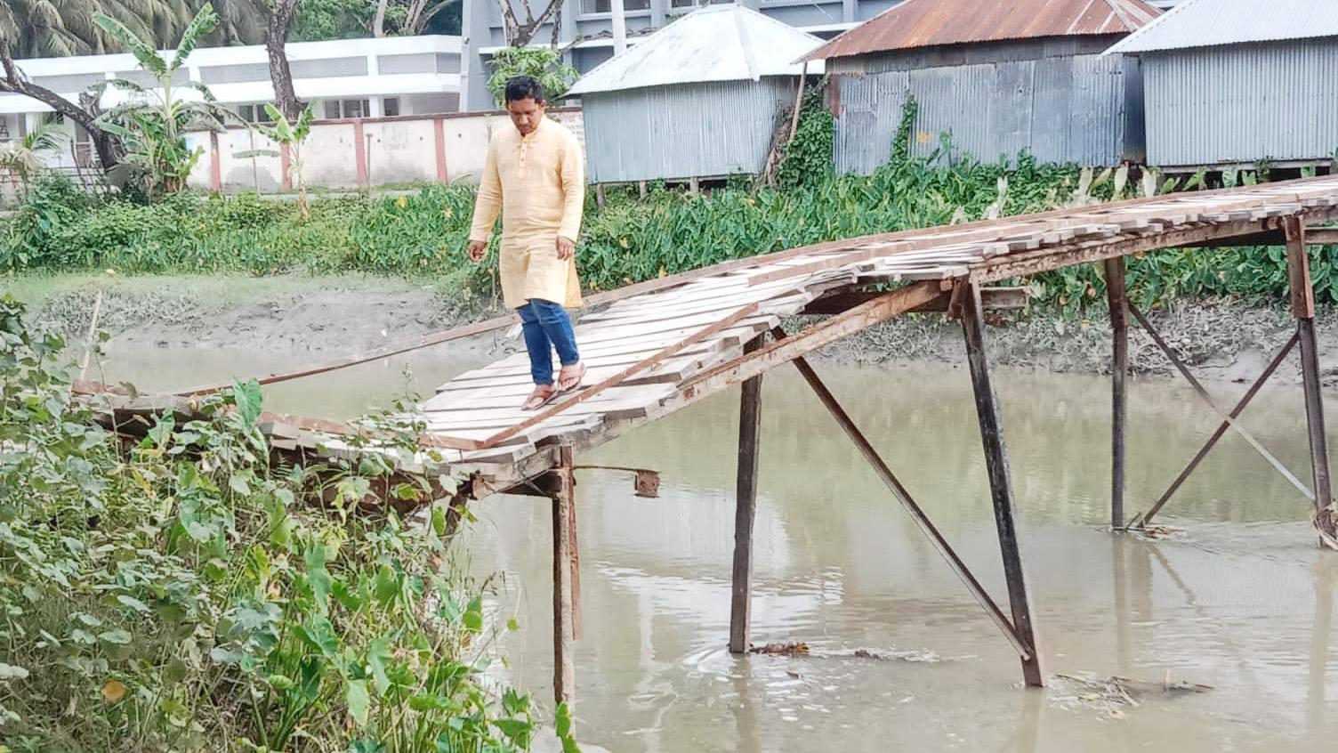 সংবাদ প্রকাশের পর চিত্রা নদীর ওপরে কাঠের সেতু