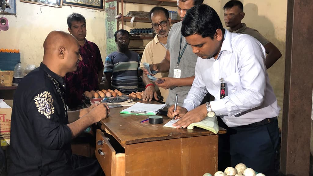 ডিমের দাম বেশি নেওয়ায় ৩ প্রতিষ্ঠানকে জরিমানা