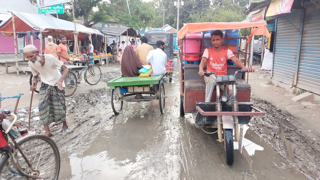 চার কিমি সড়কে ৬০ গর্ত, দুর্ভোগে ২০ হাজার মানুষ